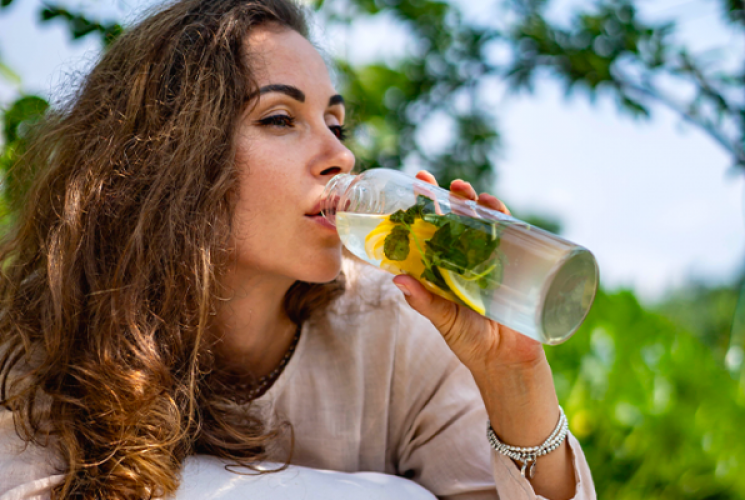 Lebensmittel, die dich im Sommer garantiert kühl halten. Welche sollte man meiden?