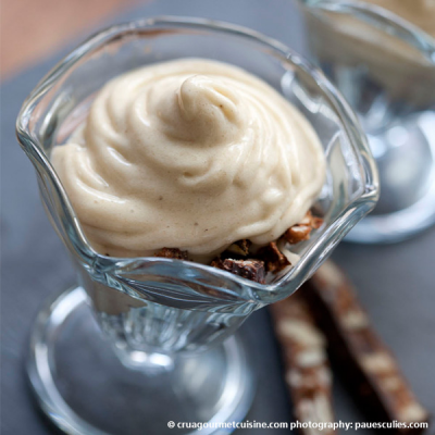 Bananen Vanille Eiscreme und Crumble de Turrón