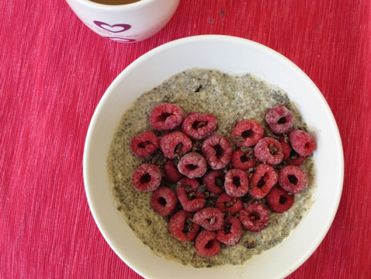 Chia Pudding mit Beeren und Kardamom Creme