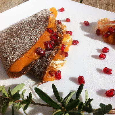 Fruchtige Kaki-Pfannkuchen mit Lucuma- und Mandarinenkonfitüre