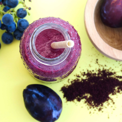 Nährstoffreicher Smoothie mit Zimt und Açai