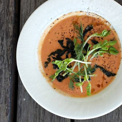 Tomatencreme Suppe mit Meeresalat und Sesam