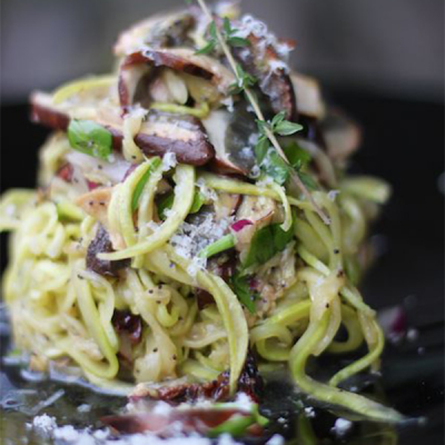 Zucchini Tonnarelli mit Wildpilzen und Blaumohn